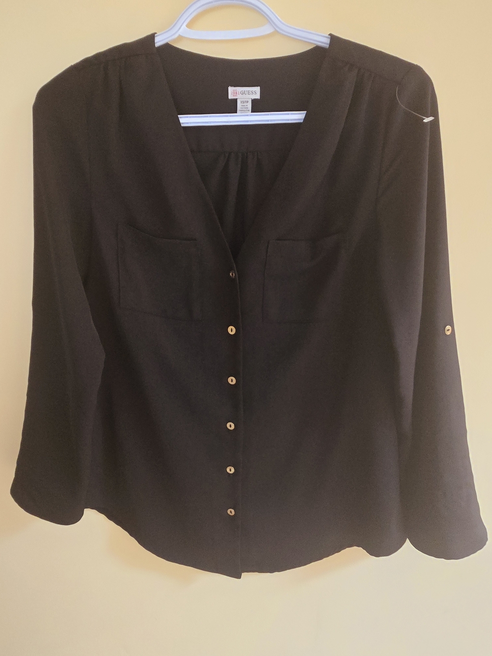 GUESS Black V-Neck Convertible Roll-Tab Sleeve Button Down Blouse (Size XS)